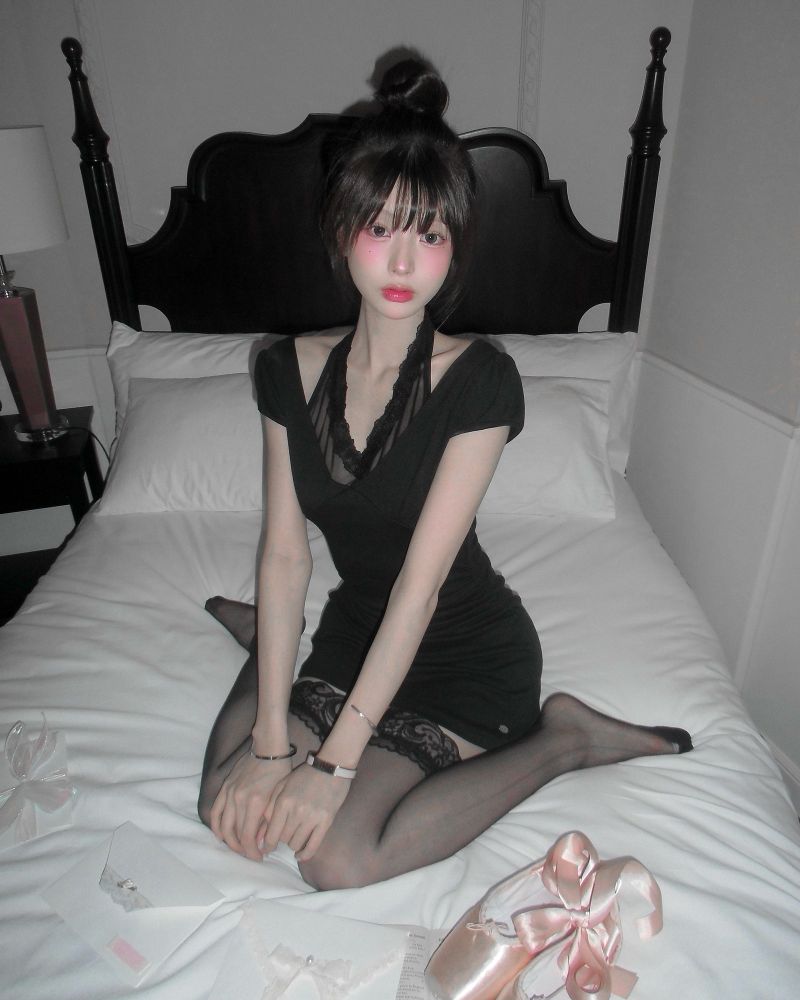 [MADE] Roena Halter-Neck Lace Mini Dress
