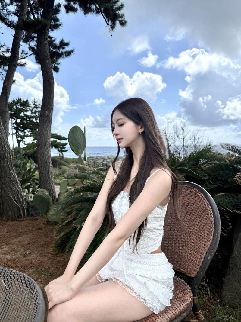 1519. White frill 2pc
