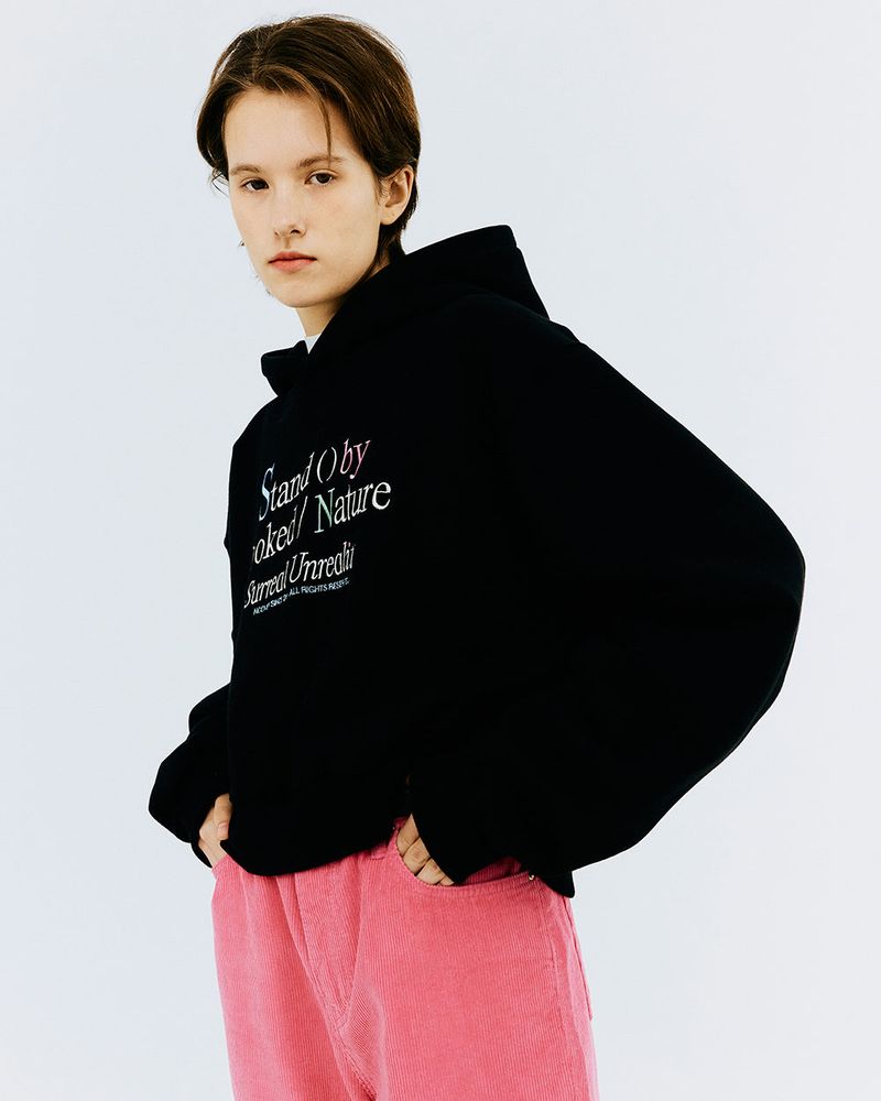 STAND BY TYPO CROP HOODIE-BLACK