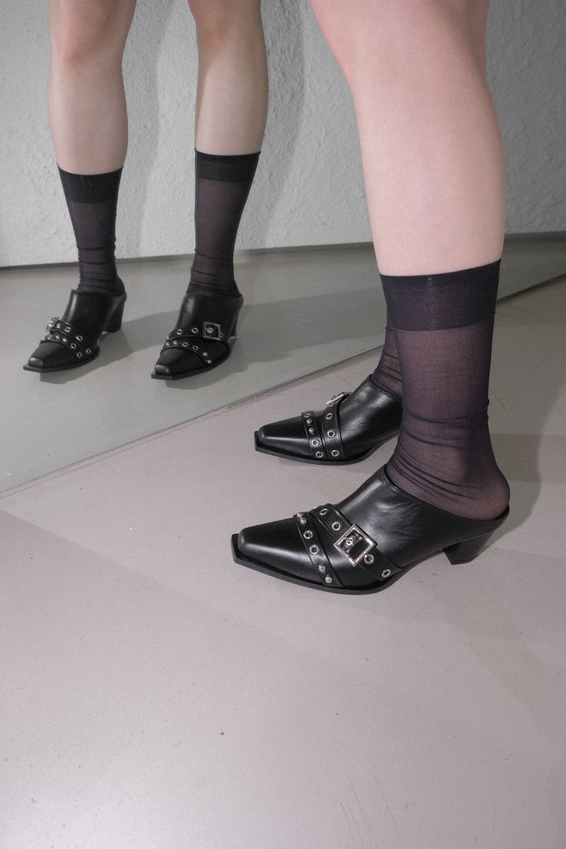 Bold strap mule