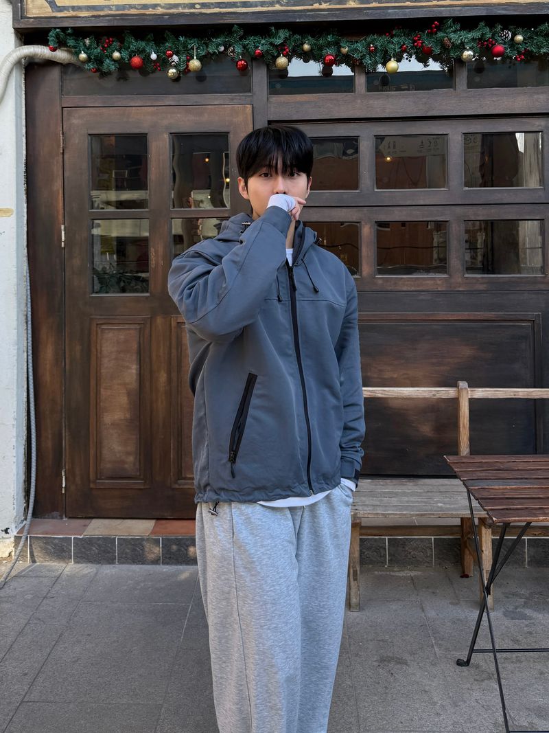 Bolt cap hood windbreaker