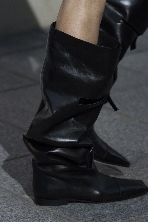 Square wrinkle middle boots 