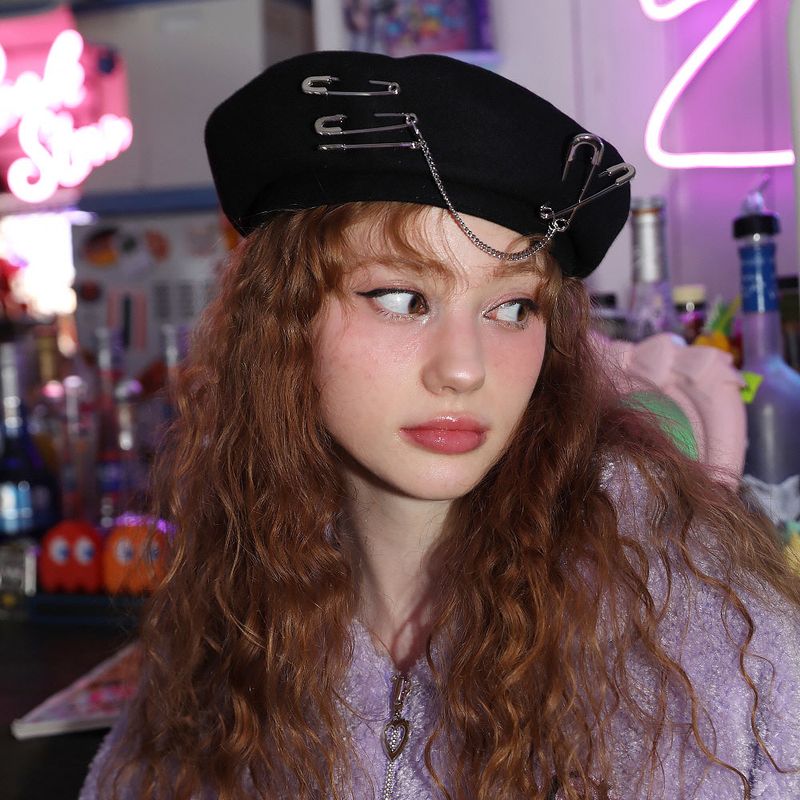 0 4 safety pin chain beret - BLACK