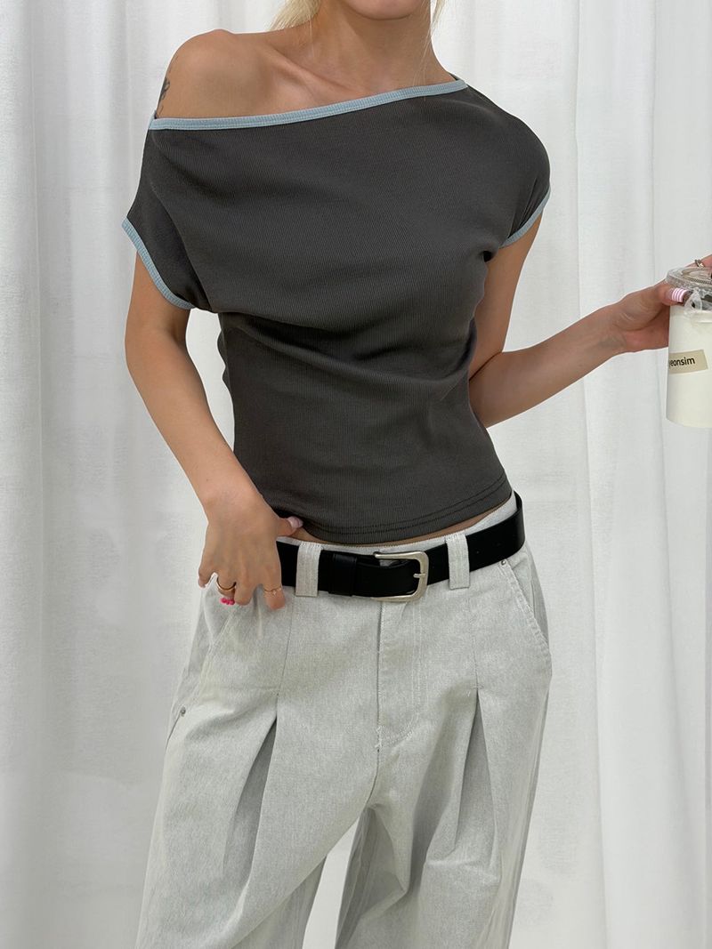 MUZESEOUL（ミューズソウル）の「Contrast edge off-shoulder t-shirts(2color)（Tops）」