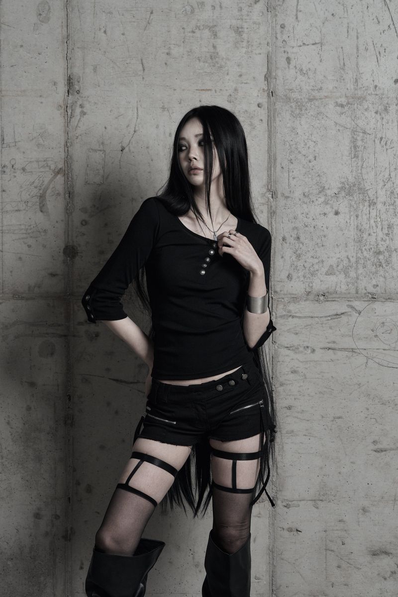 [label] metal button slim-fit half-sleeve top BLACK