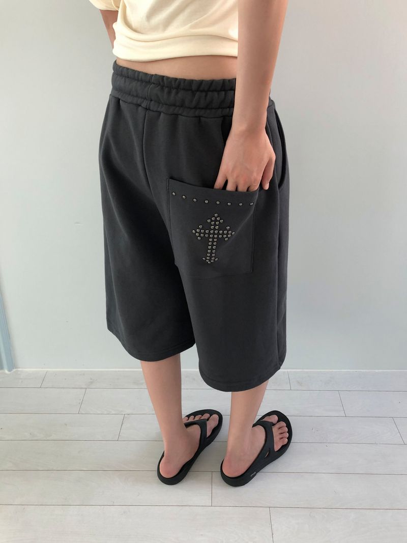 WONDER WONDER（ワンダーワンダー）の「Mue Stud Bermuda Pants（Pants）」