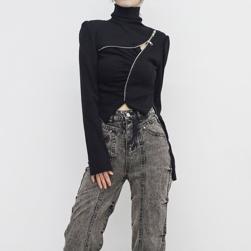 Seri's zip-turtleneck knitwear