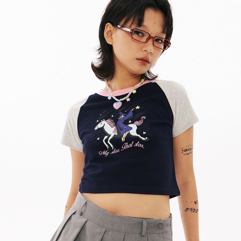 wonder visitor（ワンダービジター）の「WITCH Raglan Crop T-shirt [2Color]（Tops）」