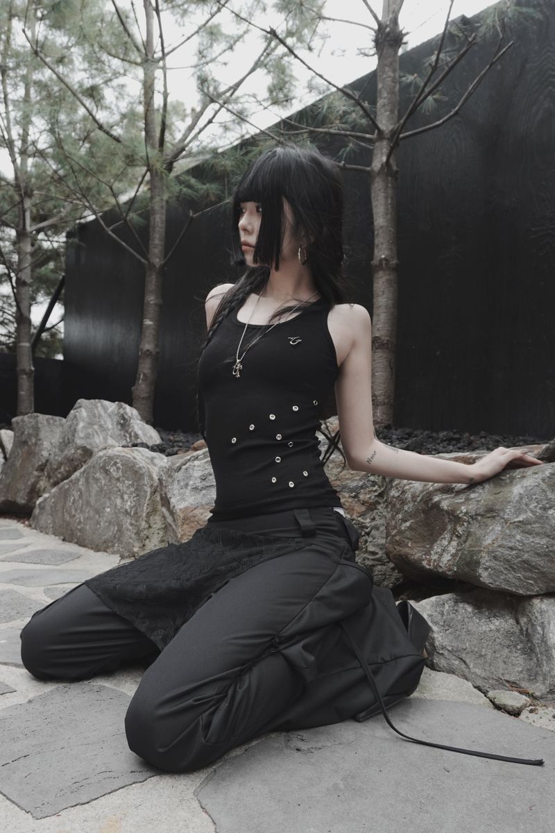 silent symbol eyelet sleeveless (black)