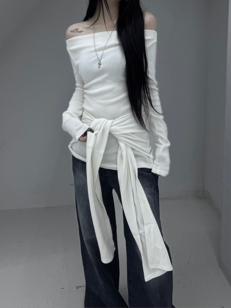 URBAN UNIQUE（アーバンユニーク）の「chio off-shoulder strap knit (3color)（Tops）」