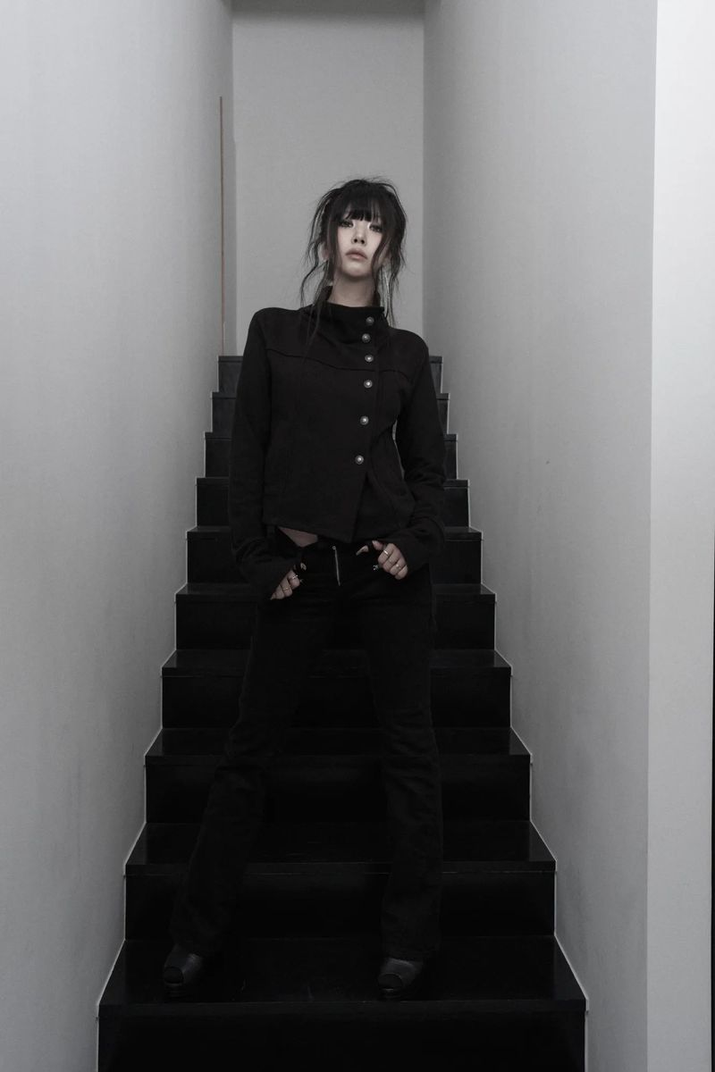 [label] antique emblem high-neck crop jacket (black)