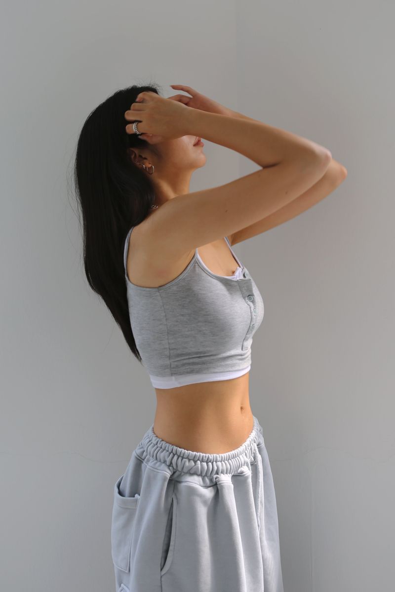 BUTTON CROP SLEEVELESS
