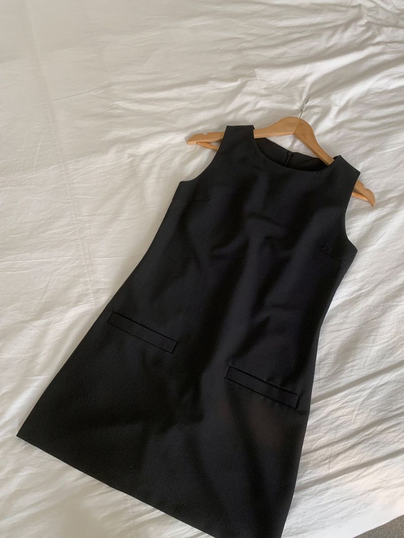 Classic Mae Simple Line Two-Pocket Mini Dress