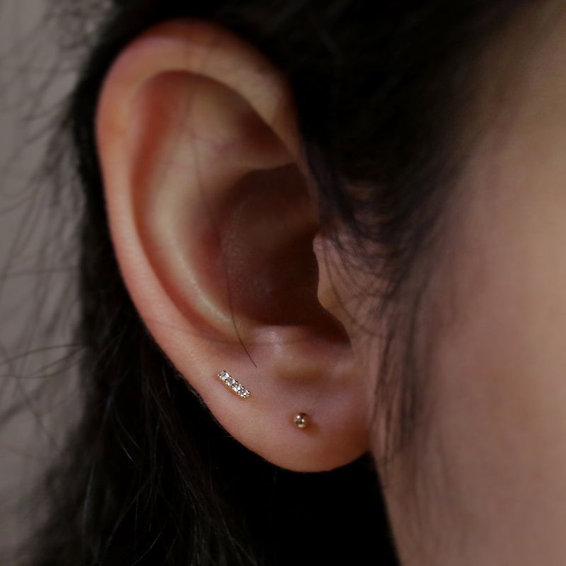 Less is more（レスイズモア）の「14K gold cubic bar mini earring (silicone clutch)（Accessories）」