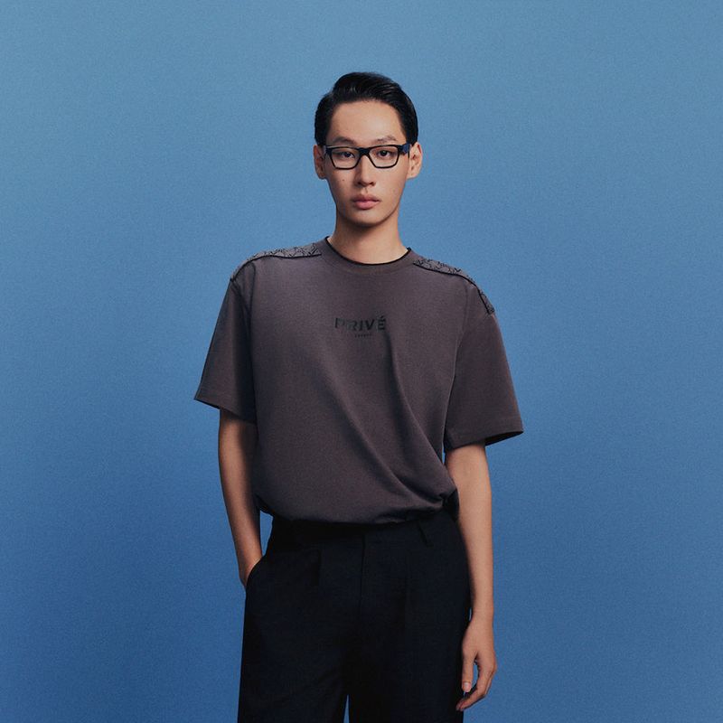 DVRK（ダーク）の「DVRK PRIVÉ SHOULDER MONOGRAM TEE V2- GREY（Tops）」