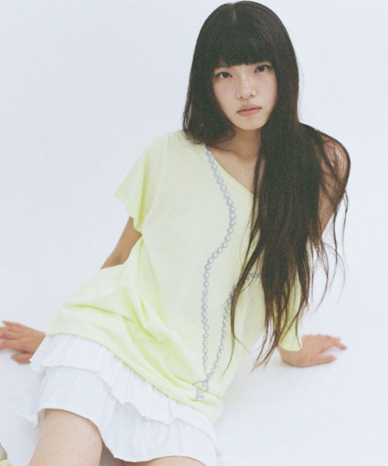 ITZAVIBE（イッザバイブ）の「GLITTER KEY OFF SHOULDER - YELLOW（Tops）」