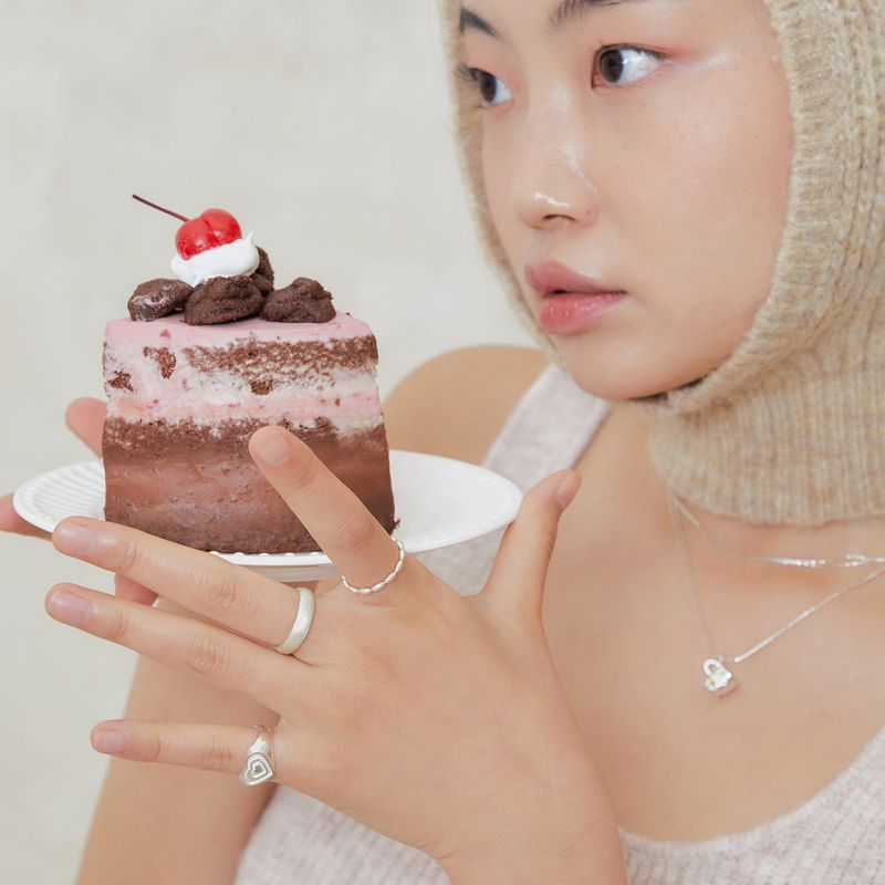 FILLOW（フィロー）の「パフィーダブルハートリング グロステクスチャー（アクセサリー）」