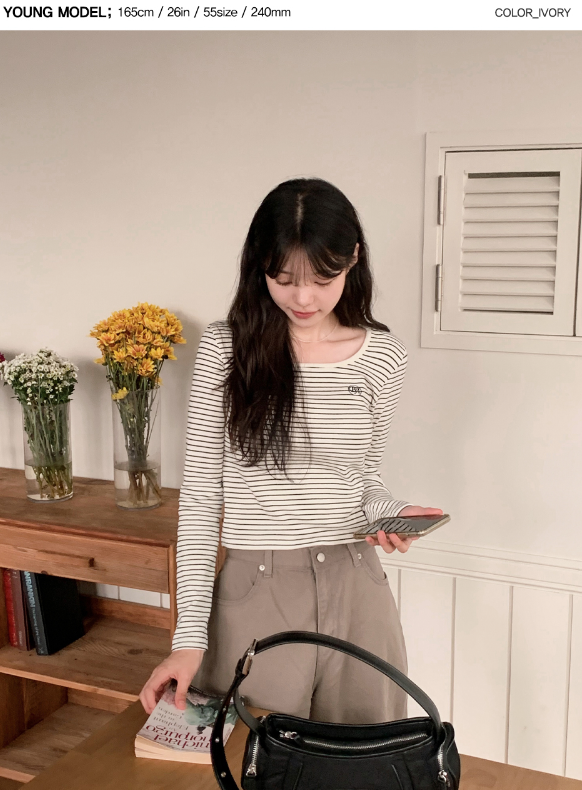 Border Square Embroidery T-shirt (4color)