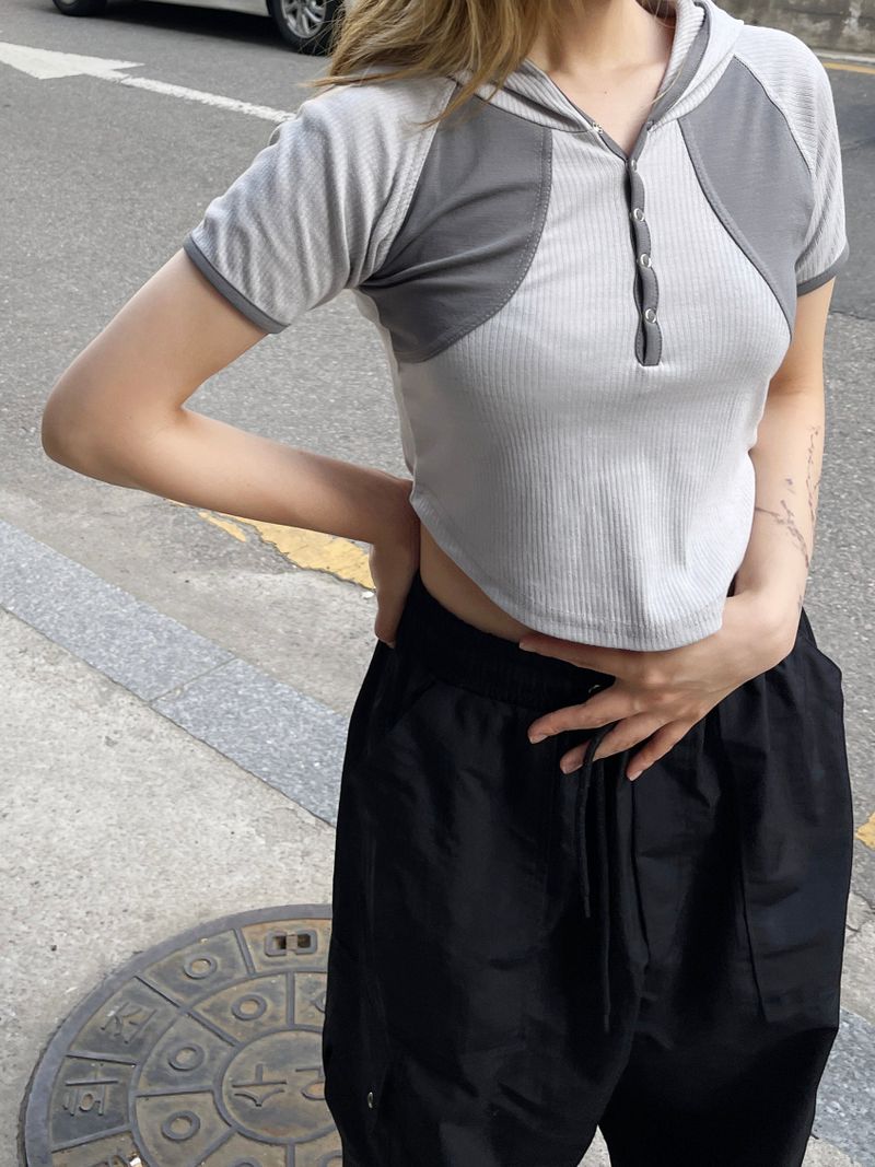 heenytsuki(ヒニツキ)の「color matching button crop sleeve hoodie(Tops)」