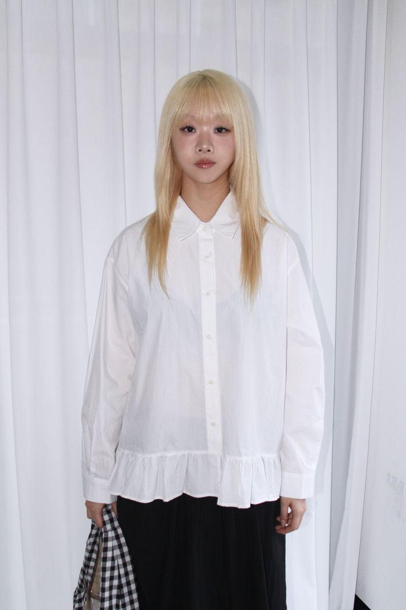 aoyu（アオユ）の「soft loose-fit frill shirt blouse（Tops）」
