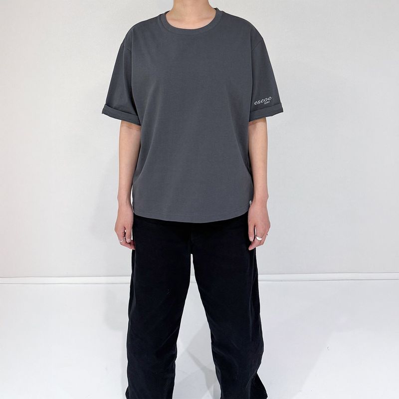 eseoe（イソイ）の「ジェンダーレス ㅁ Tシャツ - チャコール（トップス）」