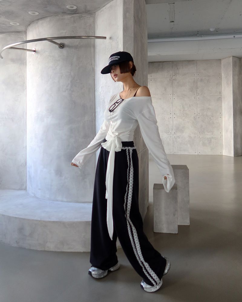 ribbon strap off-shoulder T-shirt