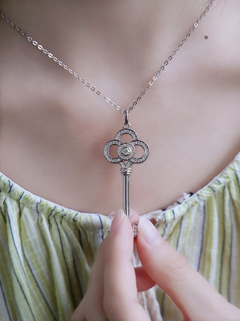 Heart-stirring key necklace