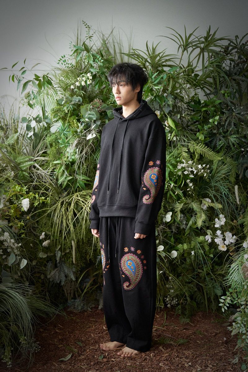 PAISLEY EMB. H-T SWEAT PANTS (Black)