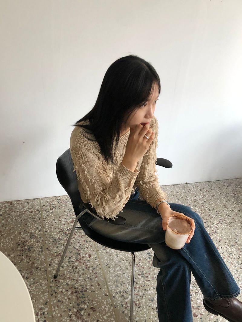 Freewheeling tassel round knit