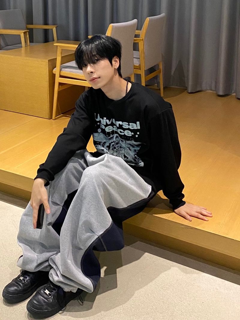 Universal lettering sweatshirt