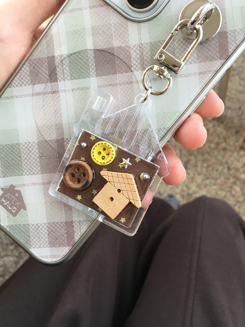 Tick-Tock Wooden House Keyring(2color)