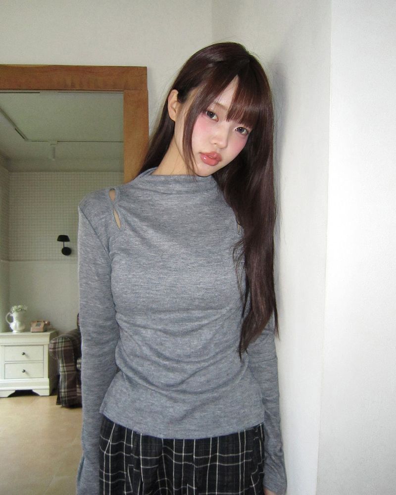Peulha Slit Mock-Neck Long-Sleeve Tee