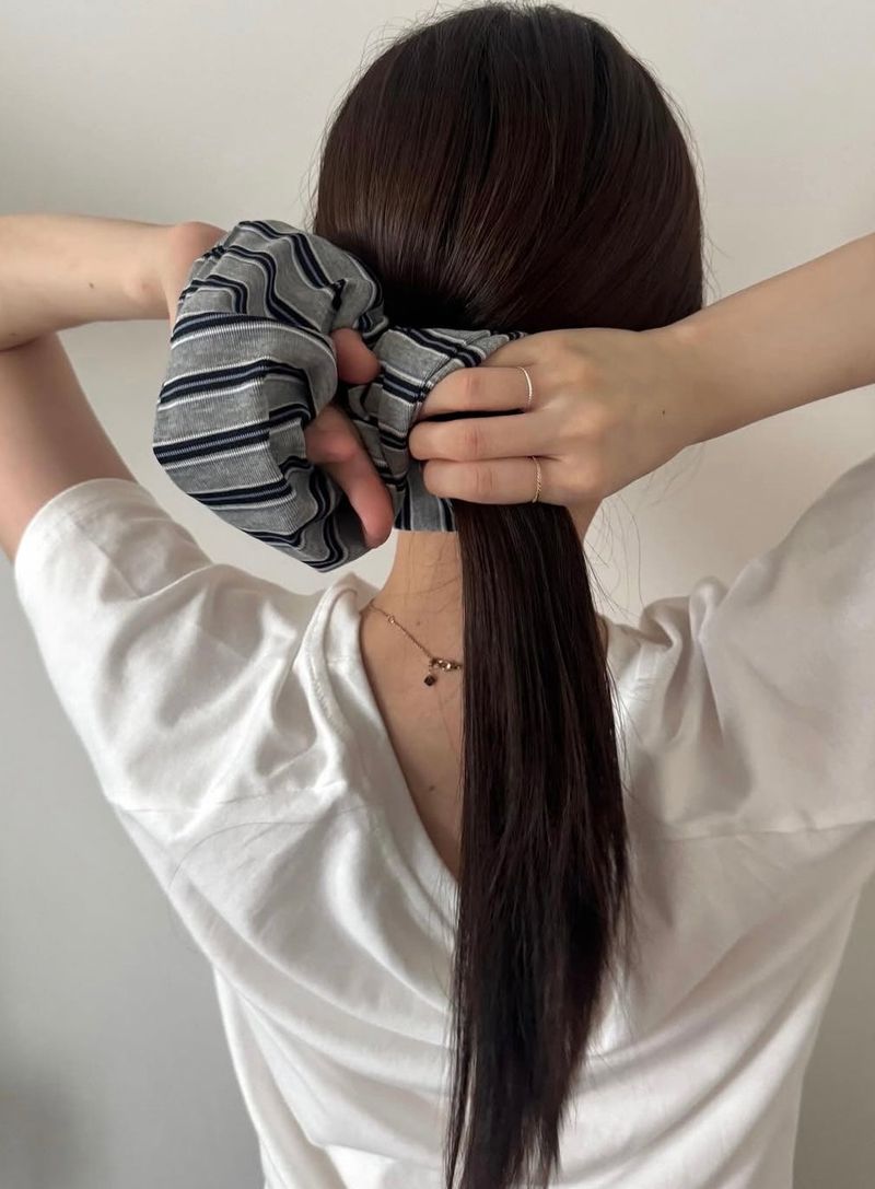 justformes2（ジャストフォーミー）の「ムードストライプシュシュ (4 colors)（ヘアアクセサリー）」