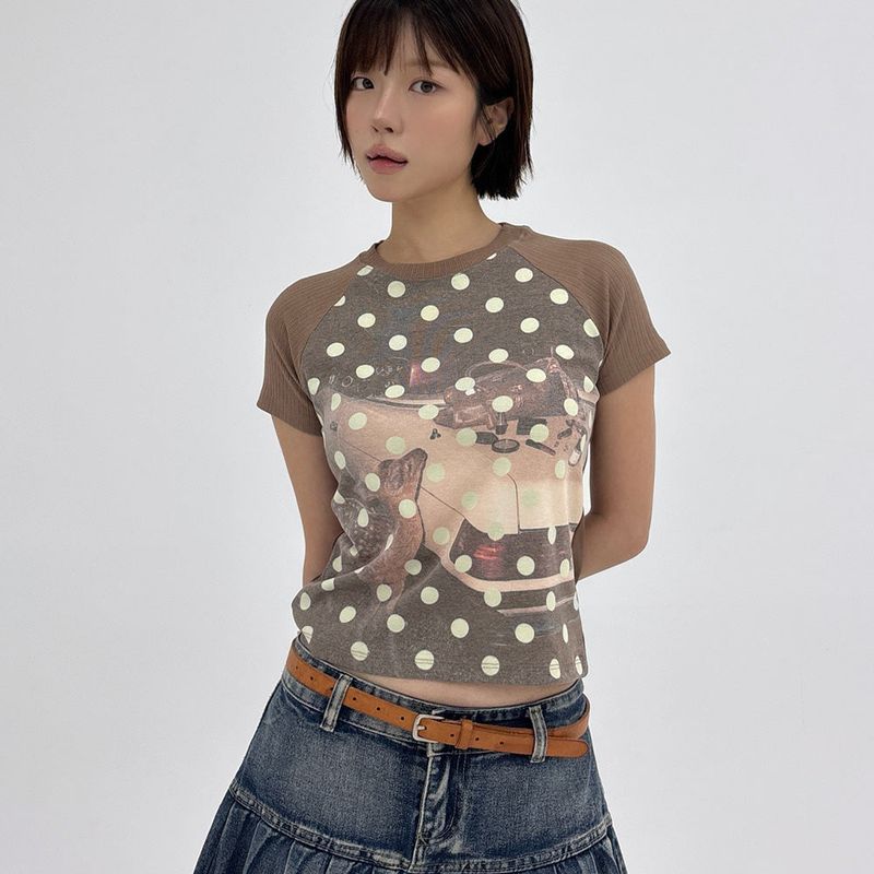 UNSTEADYMARKET(アンステディマーケット)の「プリント ラグラン Tシャツ_ブラウン(トップス)」