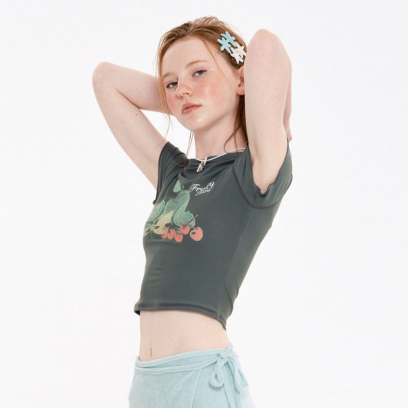 KIRSH（キルシー）の「GRAPHIC POINT SHORT SLEEVE RASHGUARD [CHARCOAL]（Swimwear）」