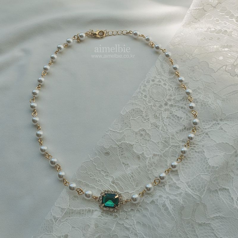 Emerald Square Pearl Choker Necklace