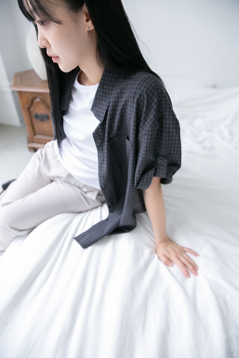 omoosoohy（オムスヒ）の「roll-up sleeve check half shirt(2colors)（Tops）」