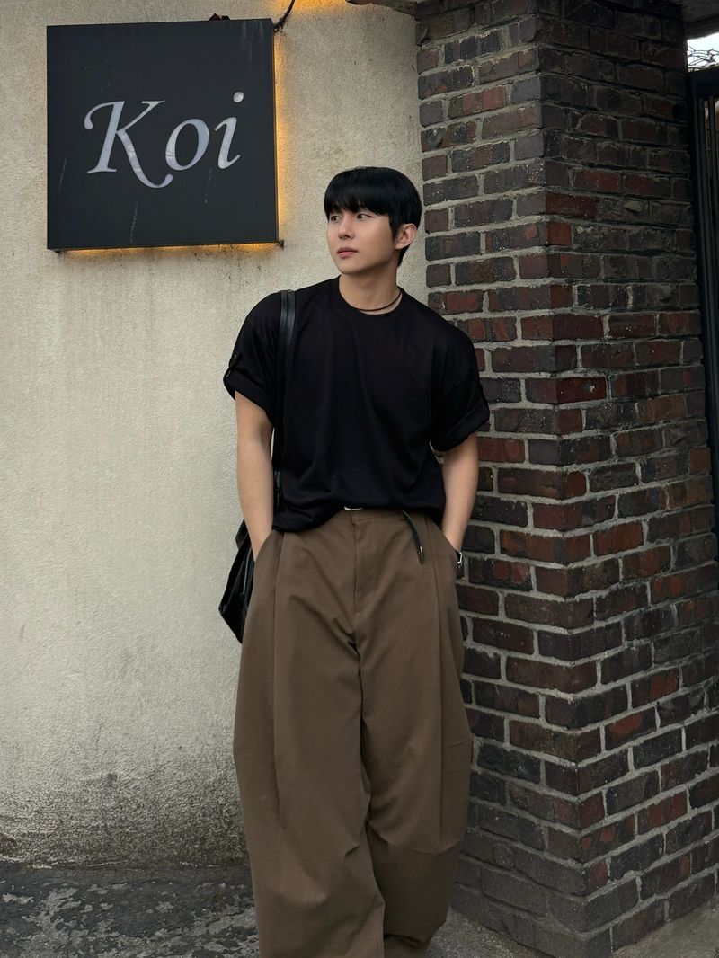 Unbalanced pintuck curved pants