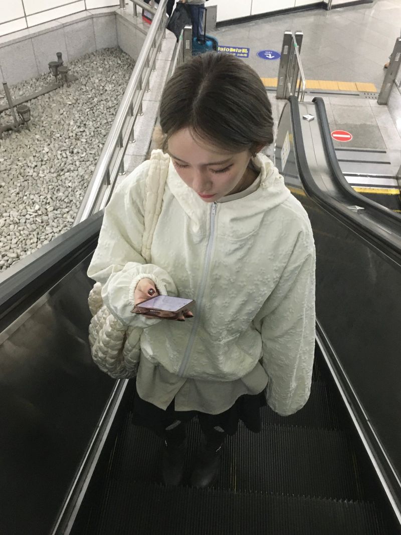 Mini Zan Flower Embossed Crop Hoodie (6c)