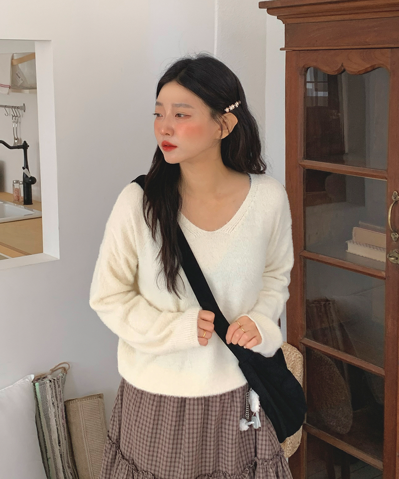 Soft Angora V-neck knitwear
