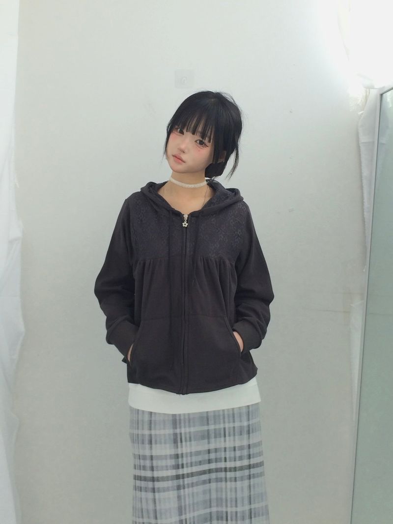 ner.ui.bin（ノエビン）の「フラワーレースハーフシャーリングフードジップアップ（トップス）」