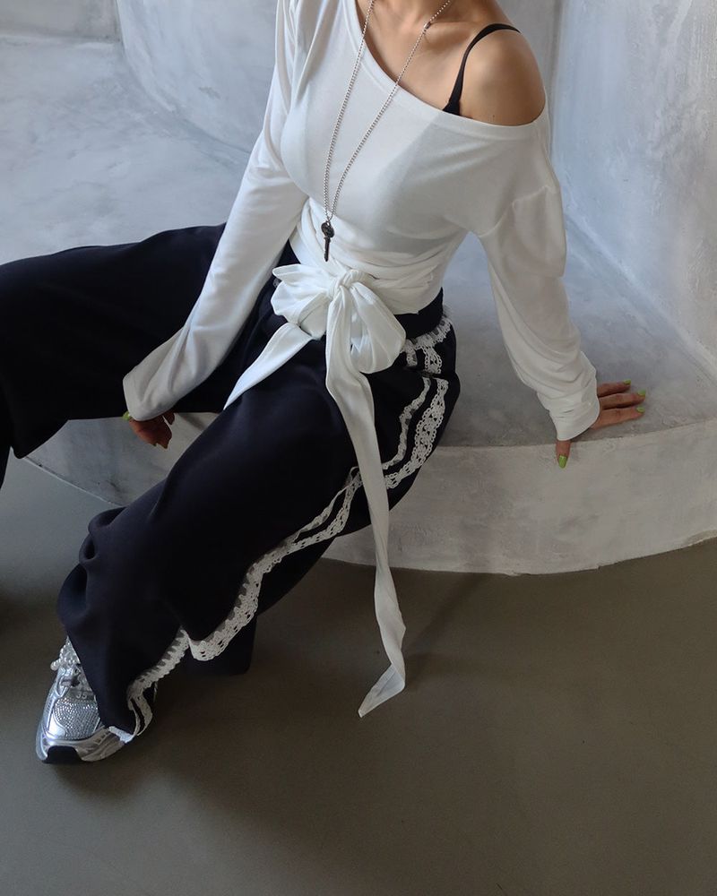 ribbon strap off-shoulder T-shirt