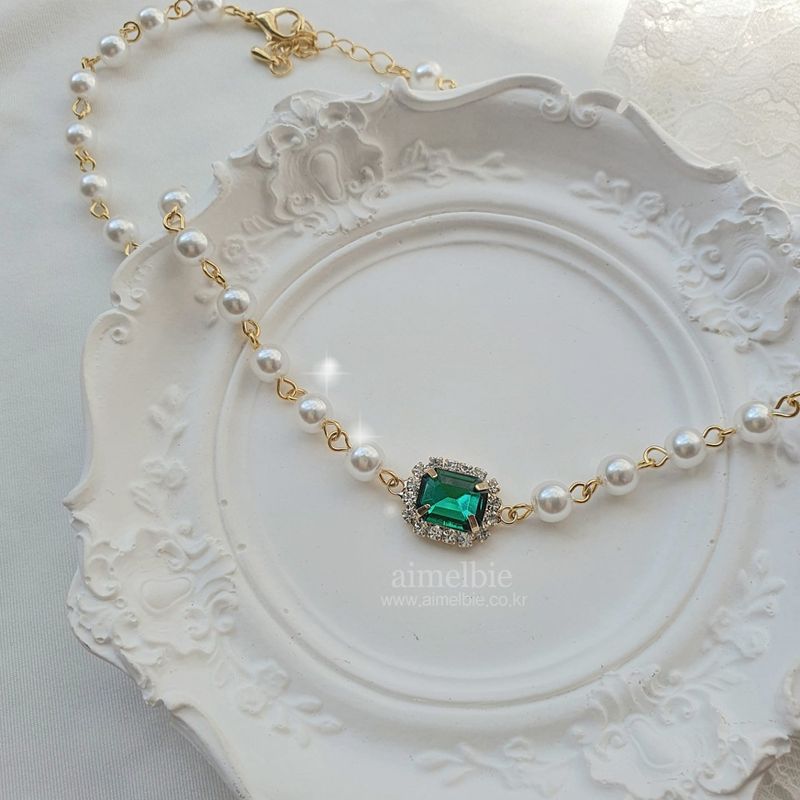 Emerald Square Pearl Choker Necklace