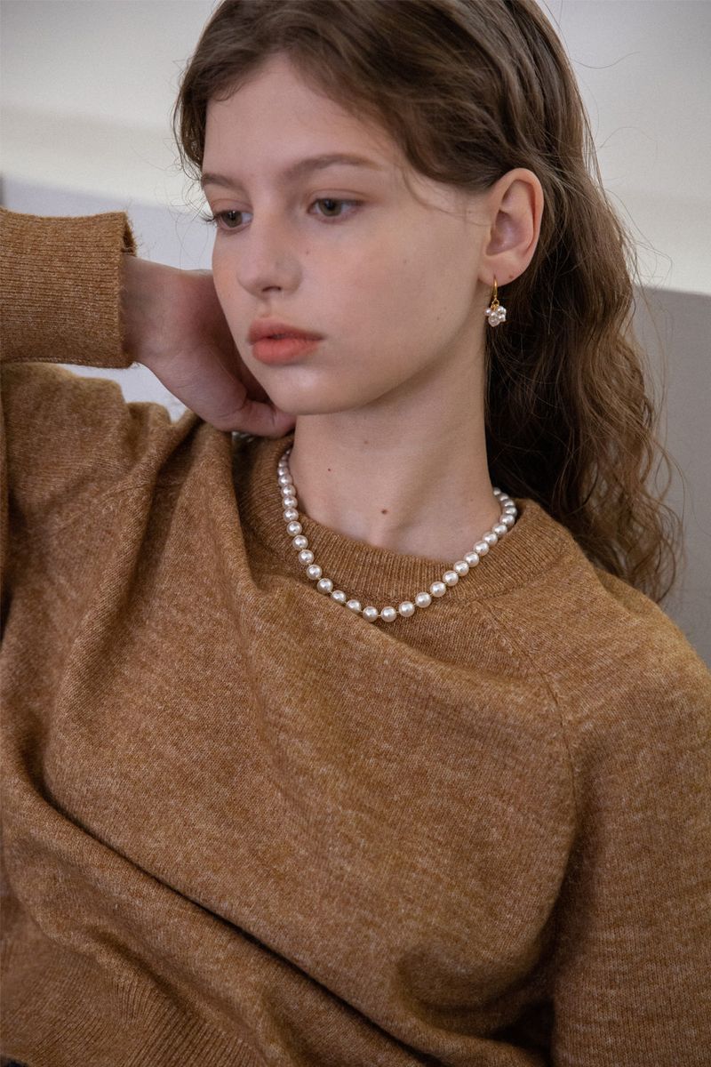 Voluminous white pearl necklace