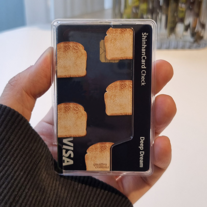 quattrocomma(クアトロコンマ)の「Bread Toast MagSafe Transparent Card Wallet(Smartphone Accessories)」