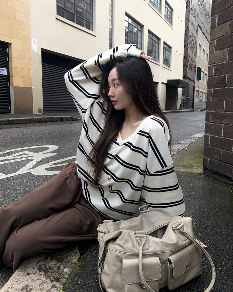 [ORIGINAL] Soy Stripe V-Neck Oversized Sweatshirt
