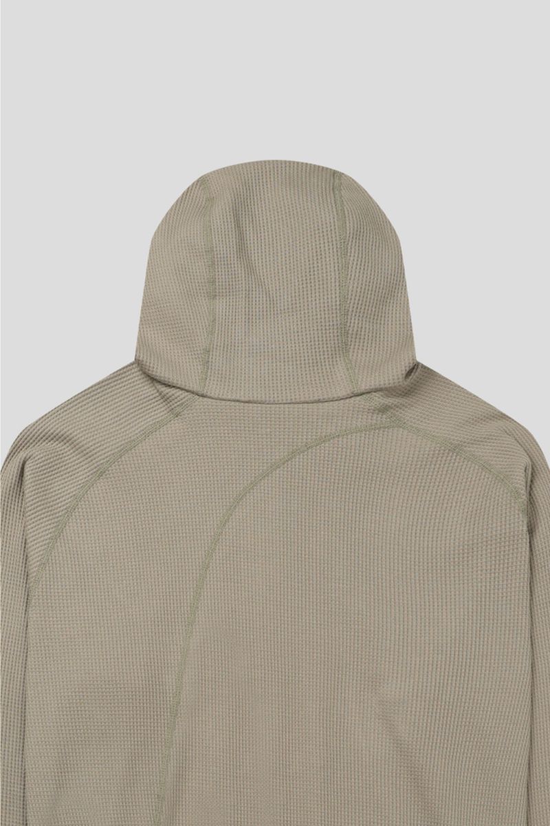 Ribbed incision hood zip-up