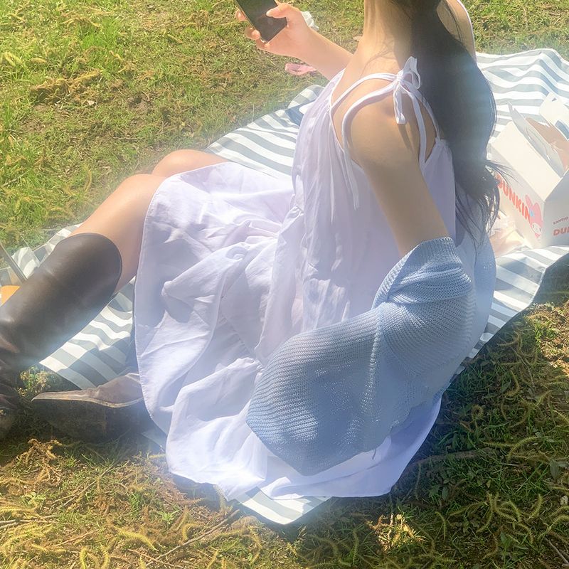 [Adjusting the strap] cancan sleeveless dress