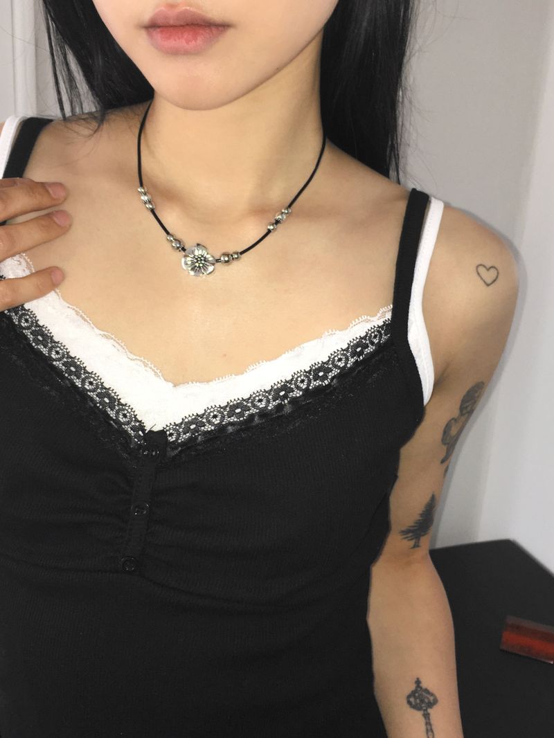 WONDER WONDER(ワンダーワンダー)の「Mipha Vintage Flower Pendant Rope Necklace(Accessories)」