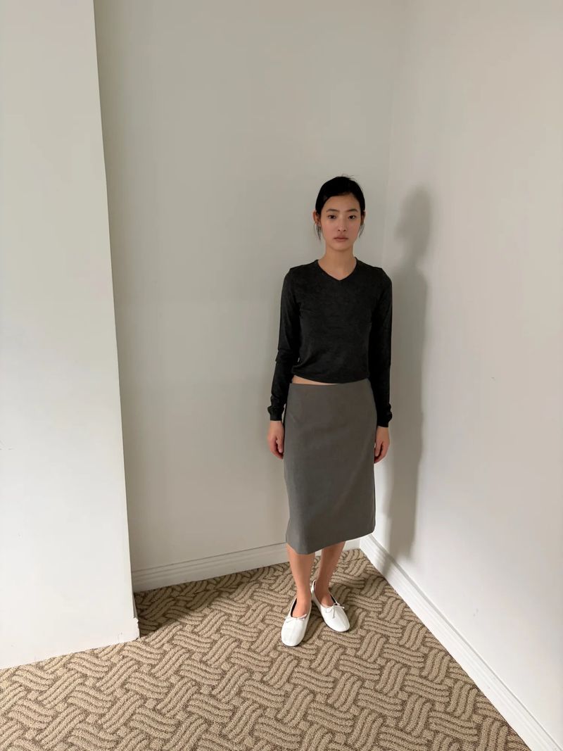 slim v-neck knit top